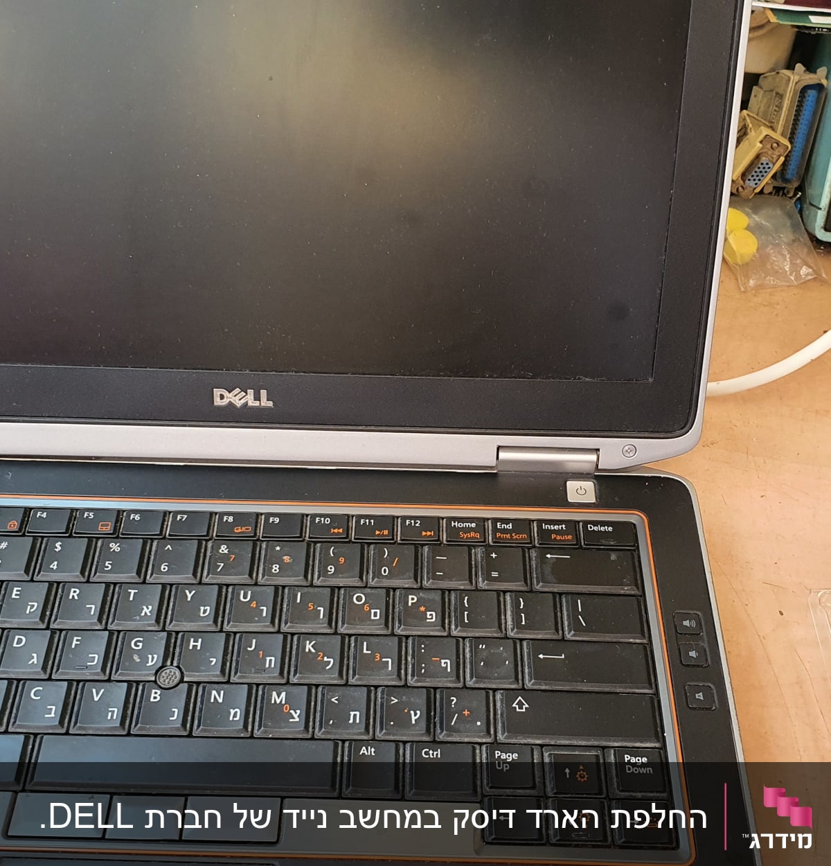 מחשב נייד דל עם מסך כבוי ודיסק קשיח חיצוני